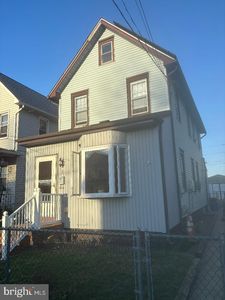 121 Maple Ave
