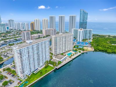 300 Bayview Dr APT 202