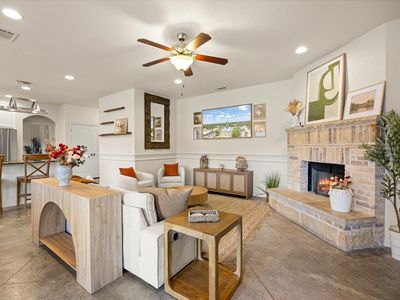 1004 W Apache Trl