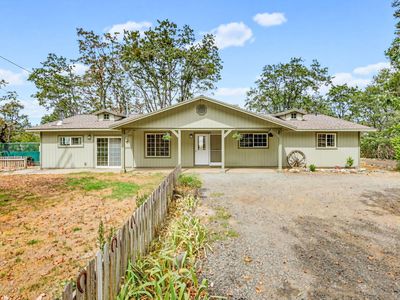 2590 Siskiyou Blvd