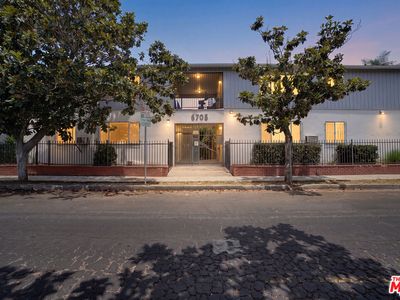 6705 De Longpre Ave