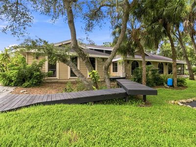 902 DRAKESWOOD COURT