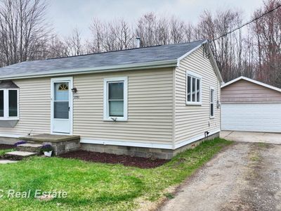 2751 E Deckerville Rd