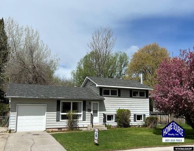 685 E Ln